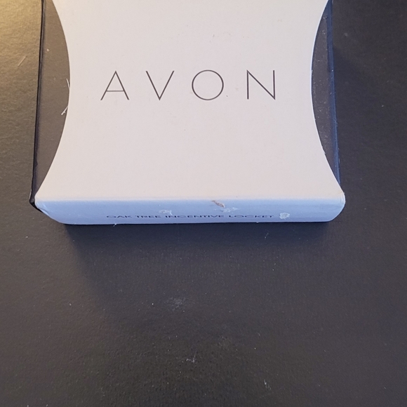 Avon Oak Tree Incentive Locket - Picture 3 of 3